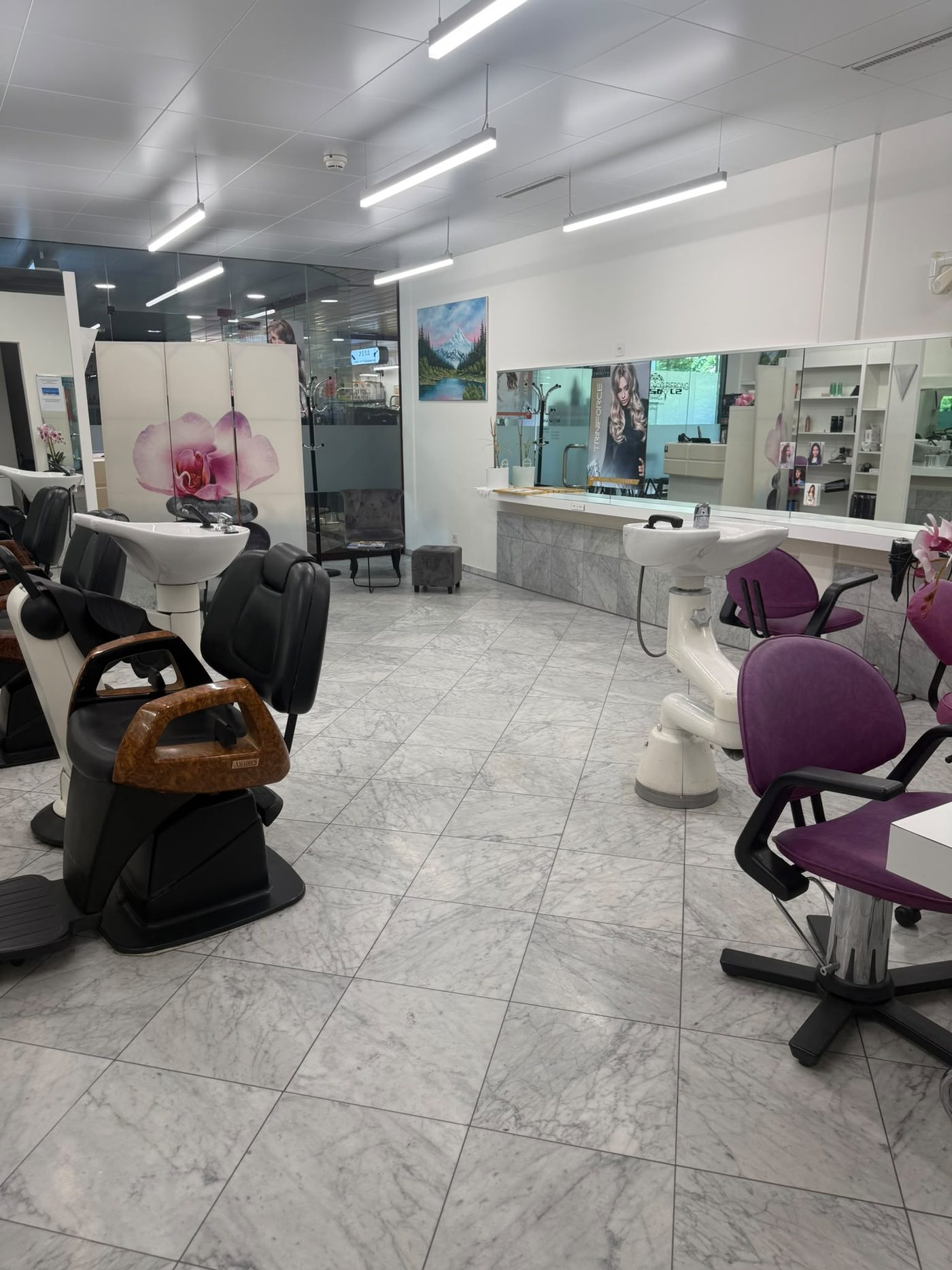 Blick durch den Salon New Style mit Waschplätzen links und Frisierstühlen rechts