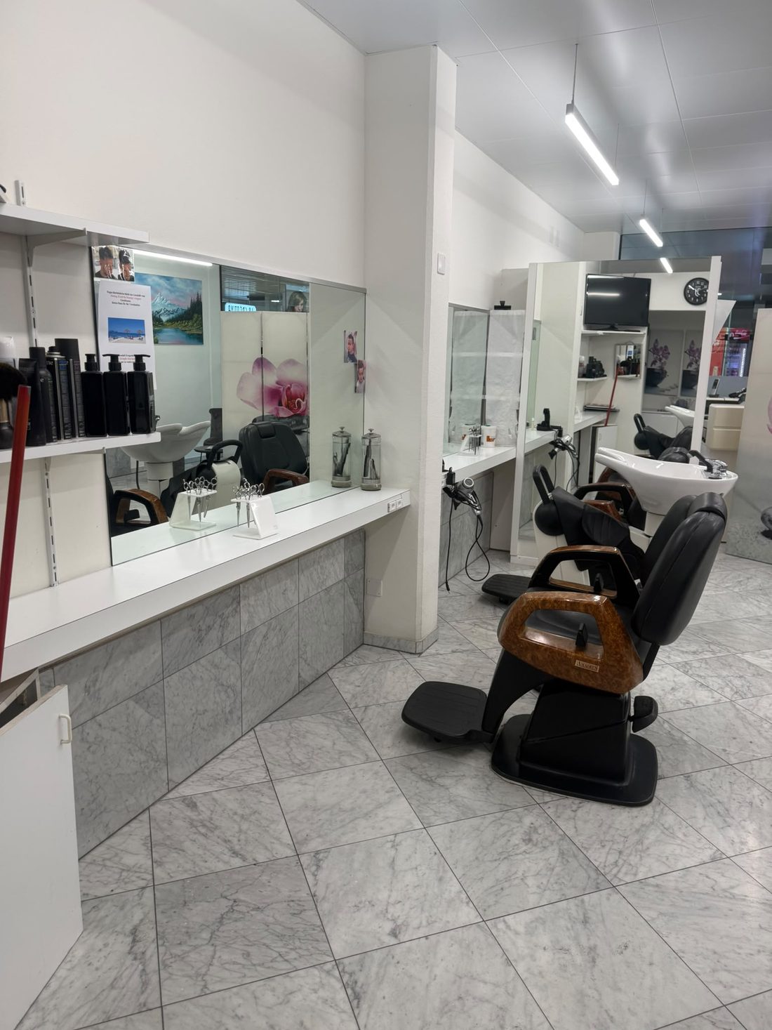 Frisierstuhl vor der Spiegelfront im Salon New Style